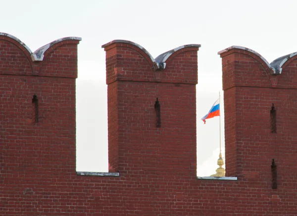 Vlag van Rusland voor de muur van het kremlin — Stockfoto