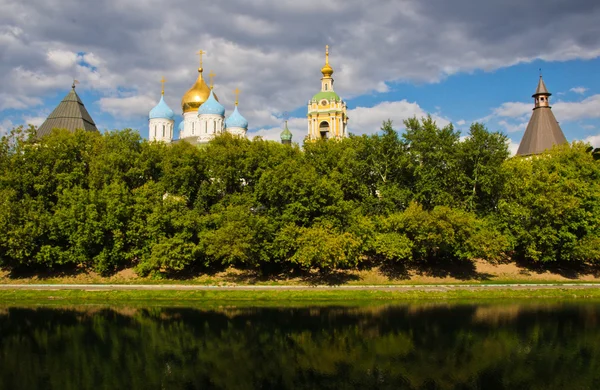 Стародавня християнська церква на набережній — стокове фото