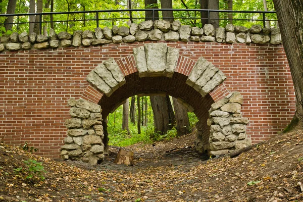 Stary kamienny most w parku lato — Zdjęcie stockowe