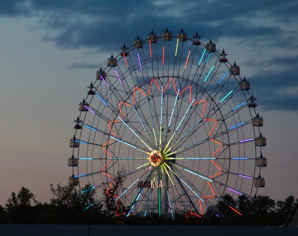 Pariserhjul varm sommarkväll Stockbild