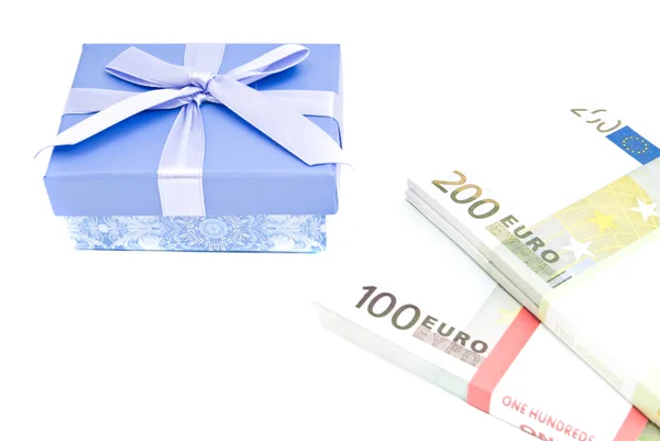 Голубая подарочная коробка и банкноты на белом — стоковое фото