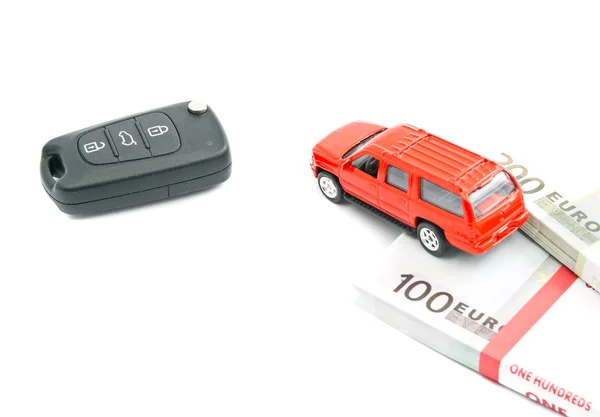 Rode auto met sleutels en geld — Stockfoto