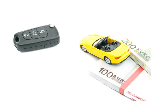 Sport gele auto met sleutels en geld — Stockfoto
