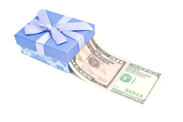Одна коробка подарков и деньги — стоковое фото