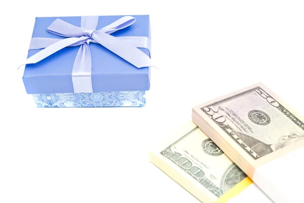 Geld en blauwe doos van de gift op wit — Stockfoto