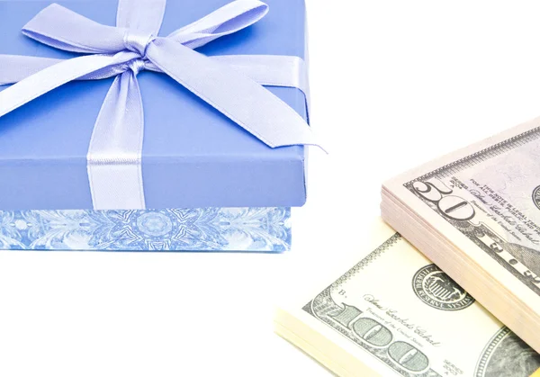 Деньги и голубая подарочная коробка — стоковое фото