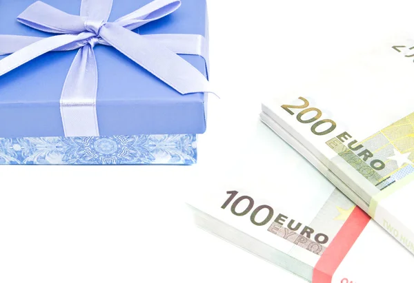 Банкноты и голубая подарочная коробка — стоковое фото