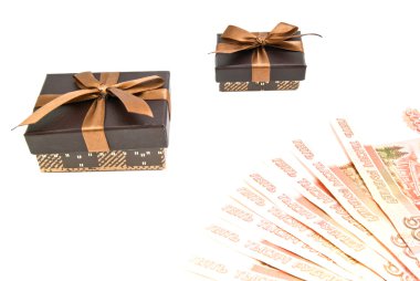 iki kahverengi hediye kutuları ve banknot
