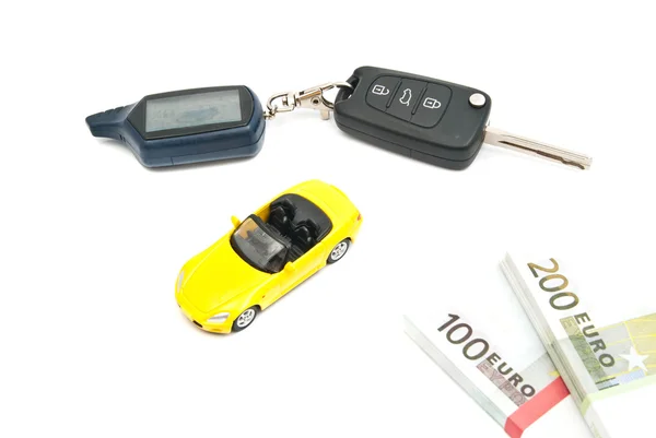 Auto gialla, chiavi e soldi su bianco — Foto Stock