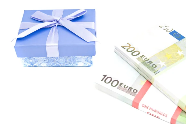 Голубая подарочная коробка и деньги на белый — стоковое фото