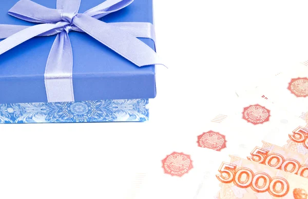 Caixa de presente azul e dinheiro — Fotografia de Stock
