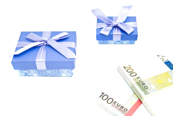 Две синие подарочные коробки и банкноты — стоковое фото