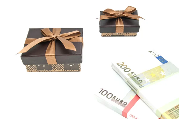 Банкноты и две коричневые подарочные коробки — стоковое фото