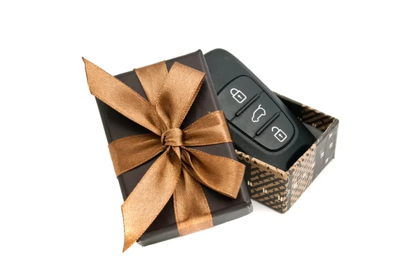 Car keys in brown gift box — Stock Photo, Image