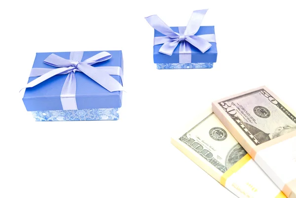 Scatole regalo blu e banconote — Foto Stock