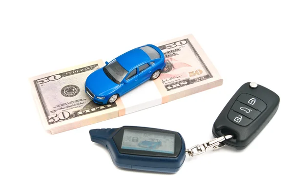 Anahtarlar, mavi araba ve para — Stok fotoğraf
