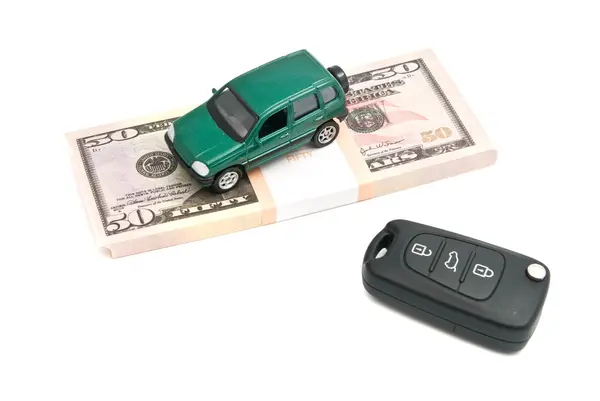 Autoschlüssel, grünes Auto und Geld — Stockfoto
