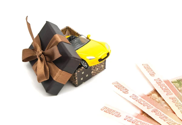 Voiture jaune en coffret cadeau marron et billets de banque — Photo