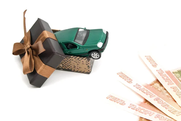 Zielony samochód w brązowy pudełko i banknoty — Zdjęcie stockowe