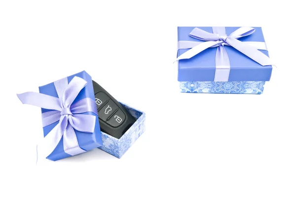 Llaves del coche y cajas de regalo azules — Foto de Stock