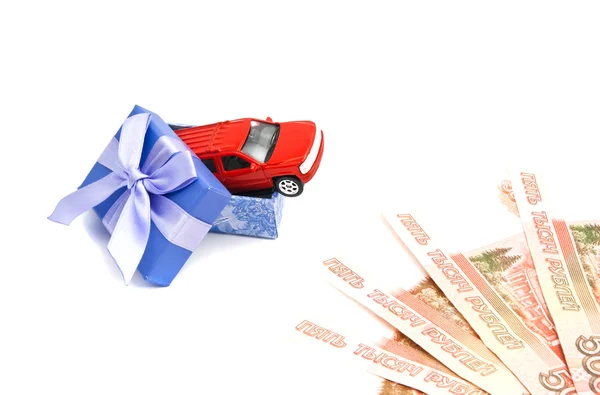 Coche rojo en caja de regalo azul y billetes — Foto de Stock