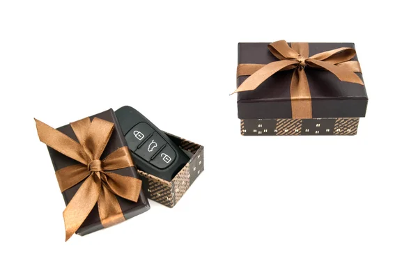 Ключі від машини та коричневі подарункові коробки — стокове фото