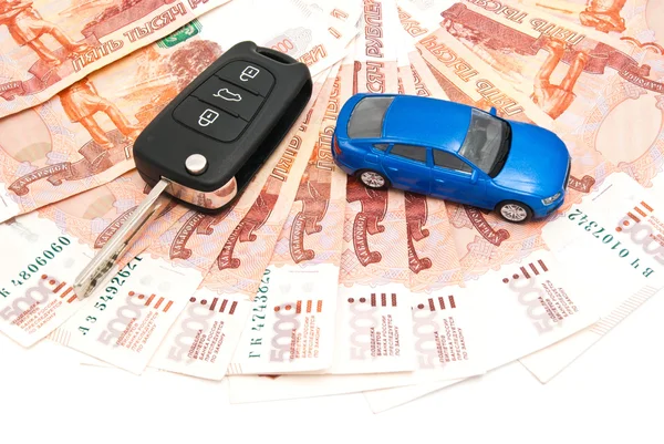 Blaues Auto, Schlüssel und Notizen auf weiß — Stockfoto