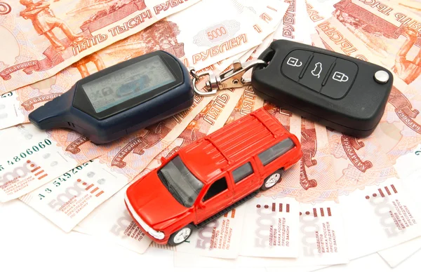 빨간 자동차, 키와 화이트에 지폐 — 스톡 사진