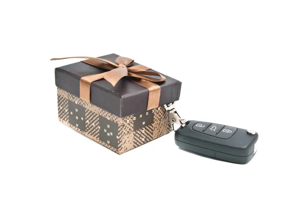 Barna ajándék doboz és autós kulcsok — Stock Fotó
