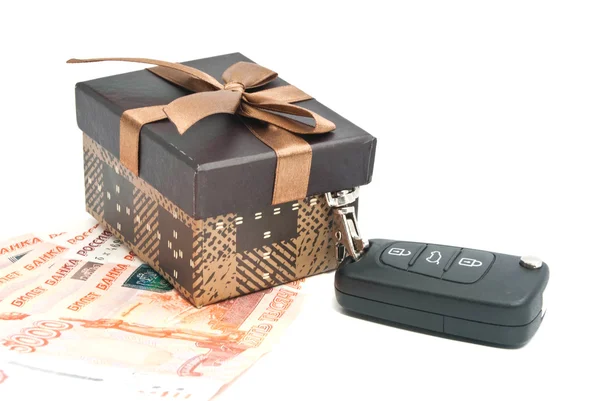 Caja de regalo marrón, llaves y dinero — Foto de Stock