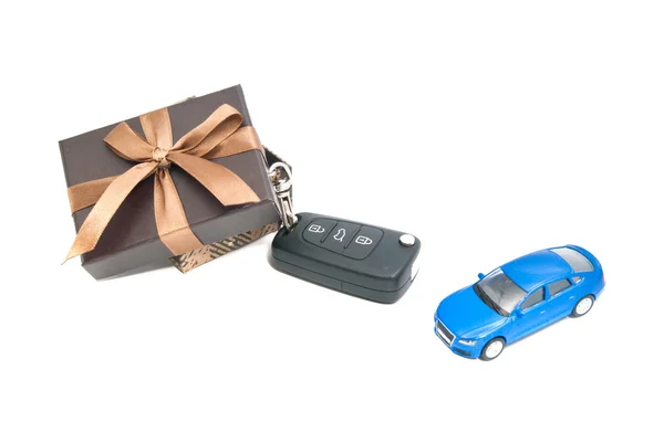Brown gift box, car and keys — Stock Photo, Image
