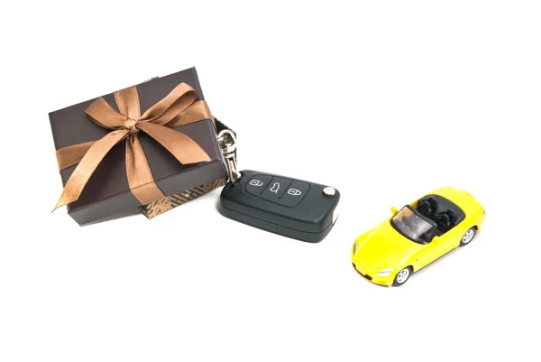 Confezione regalo, auto gialla e chiavi — Foto Stock