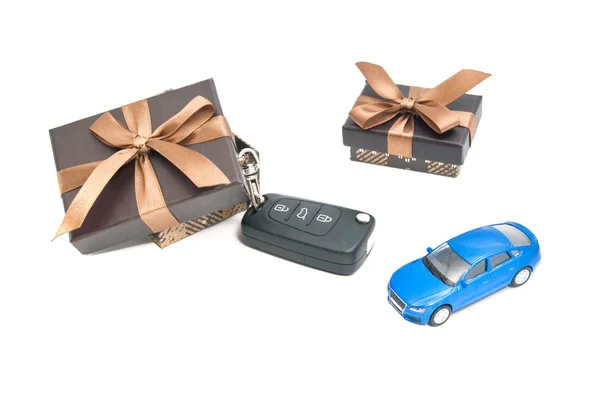 Two brown gift boxes, car and keys — Stock Photo, Image