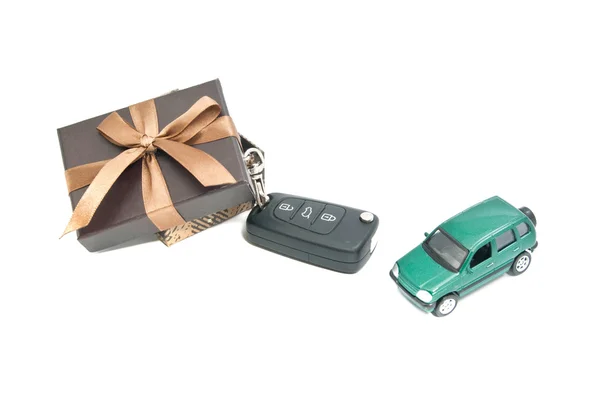 Gift box, green car and keys — Stock Photo, Image