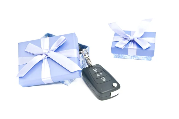 Dos cajas de regalo azules y llaves del coche — Foto de Stock