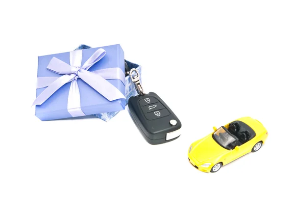 Geschenkbox, Sportwagen und Schlüssel — Stockfoto