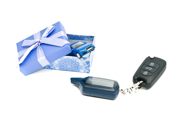 Nycklar, blå bil och blå presentask — Stockfoto