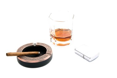 metal daha hafif, kül tablası ve viski cigarillo