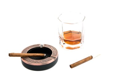 İki cigarillos, kül tablası ve alkol