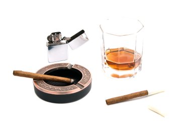 cigarillos, kül tablası, çakmak ve viski