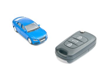 mavi araba ve beyaz üzerine siyah araba anahtarları 