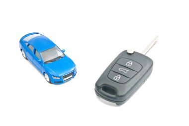 mavi araba ve araba anahtarları
