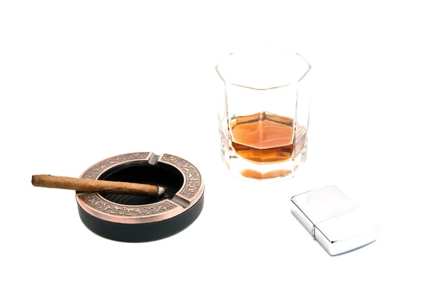 Tändare, cigarill askkopp och alkohol — Stockfoto