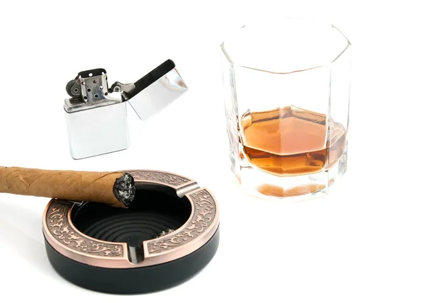 Сигару в пепельнице и виски на белом — стоковое фото