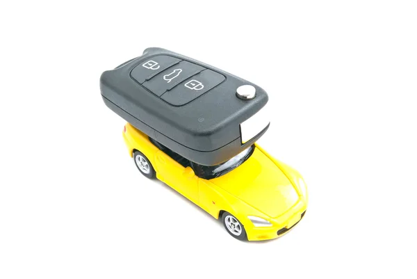 Coche amarillo y las llaves del coche en blanco — Foto de Stock