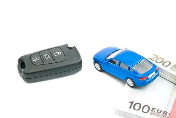 Chaves do carro, carro azul e notas de euro — Fotografia de Stock