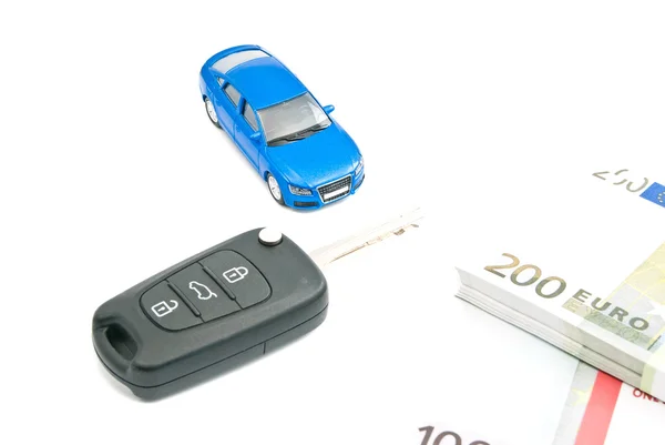 Carro azul, chaves do carro e notas de euro — Fotografia de Stock