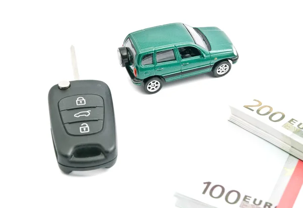 Chiavi dell'auto, banconote in euro e auto verde — Foto Stock