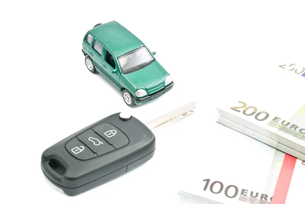 Carro verde, chaves de carro pretas e notas de euro — Fotografia de Stock