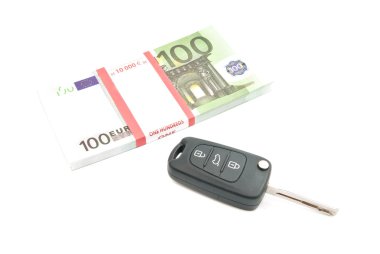 Paket 100 Euro banknot ve araba anahtarları